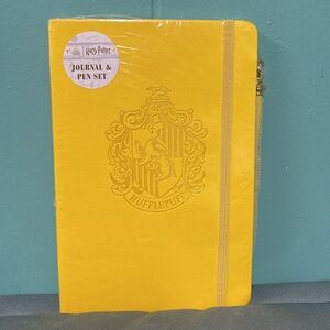 BNWT HARRY POTTER HUFFLEPUFF JOURNAL & PEN SET IN YELLOW EMBOSSED DESIGN & PEN
